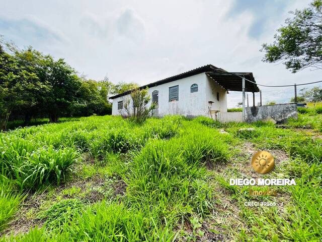 Chácara rural espaçosa com casa principal e de empregado.